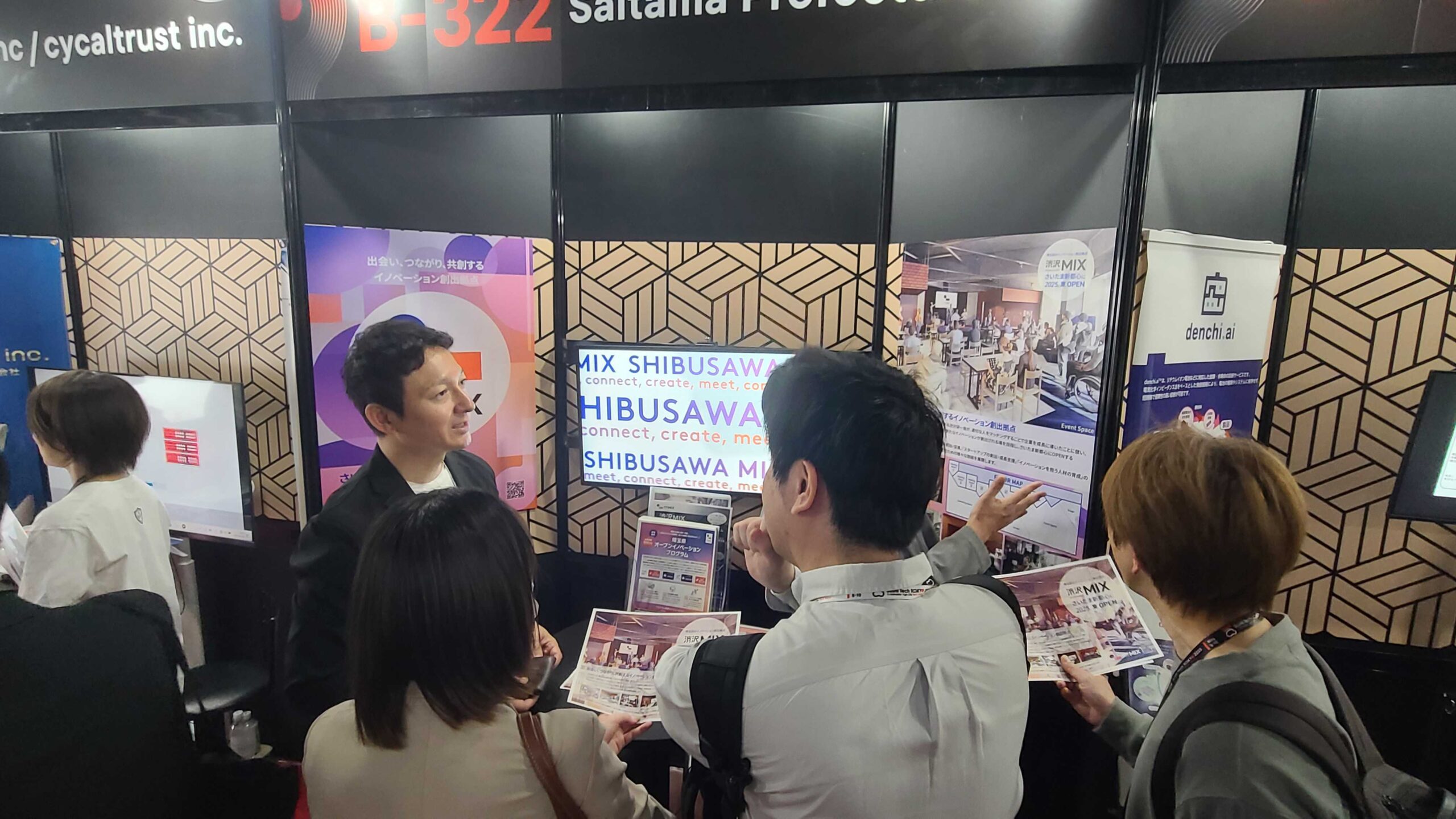 レポート写真:渋沢MIXの説明をする様子