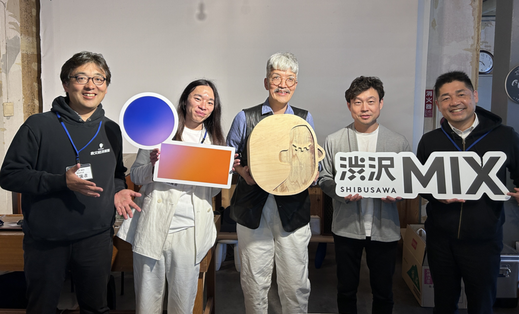 イベント写真:渋沢MIX Meetup in 横瀬 (左から)コミュニティコム 星野氏、温泉道場 白石氏、スキーマ 橋本氏、カリラボ 吉田氏、横瀬町役場 田端氏、中央の橋本氏が持っているのはスキーマが手がける「たてラボ」の作品「あたまのいす」