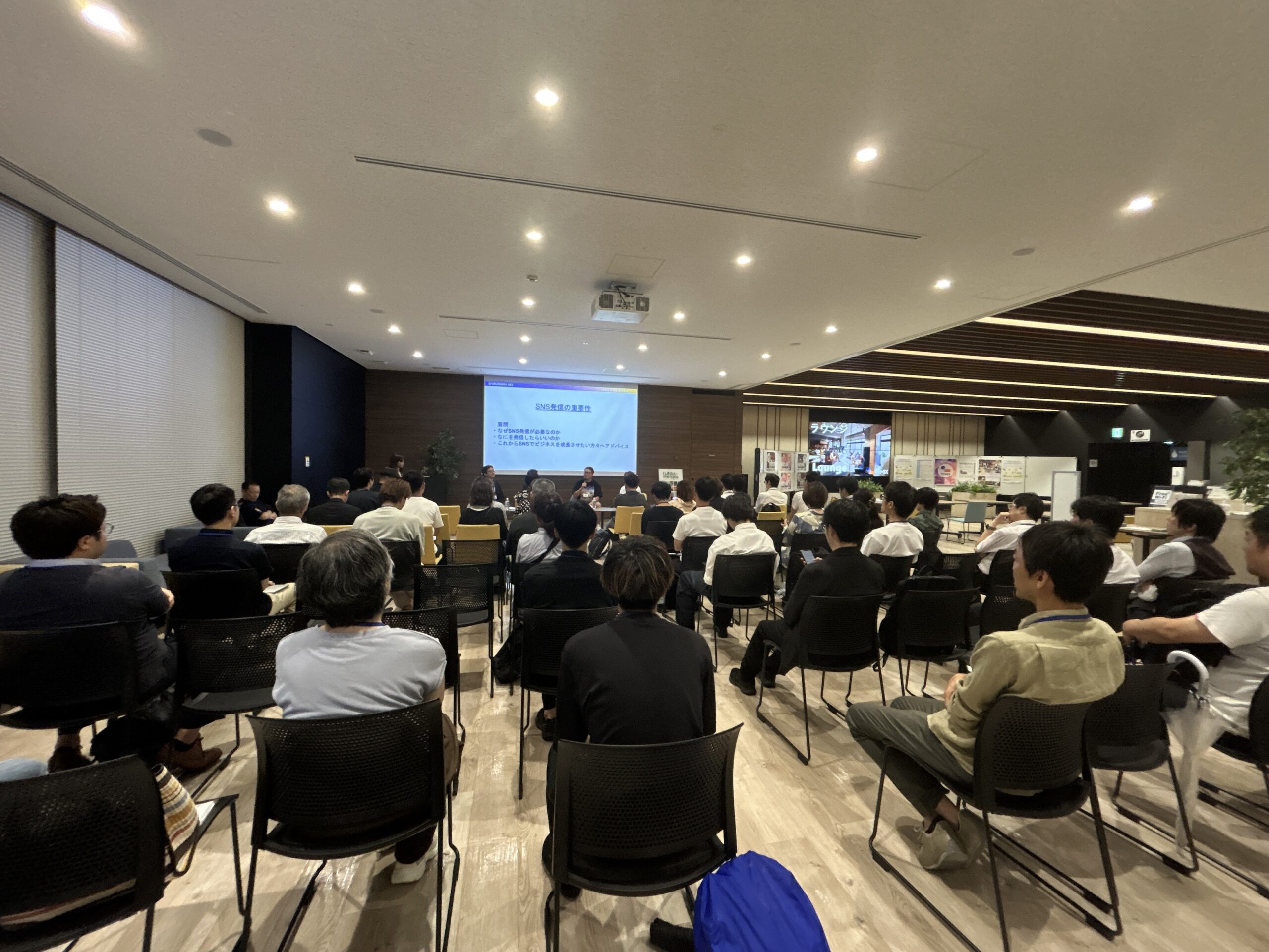 イベント写真:SNSで拡げるビジネスの可能性 開催レポート 当日は、64名の参加者が会場に集まった